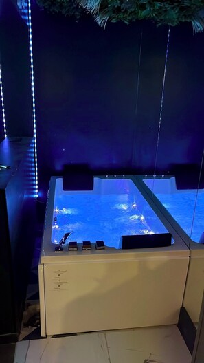 Deluxe Apartment, City View | Iron/ironing board, free WiFi - Champs‑Elysées Loveroom & Spa (Paris)