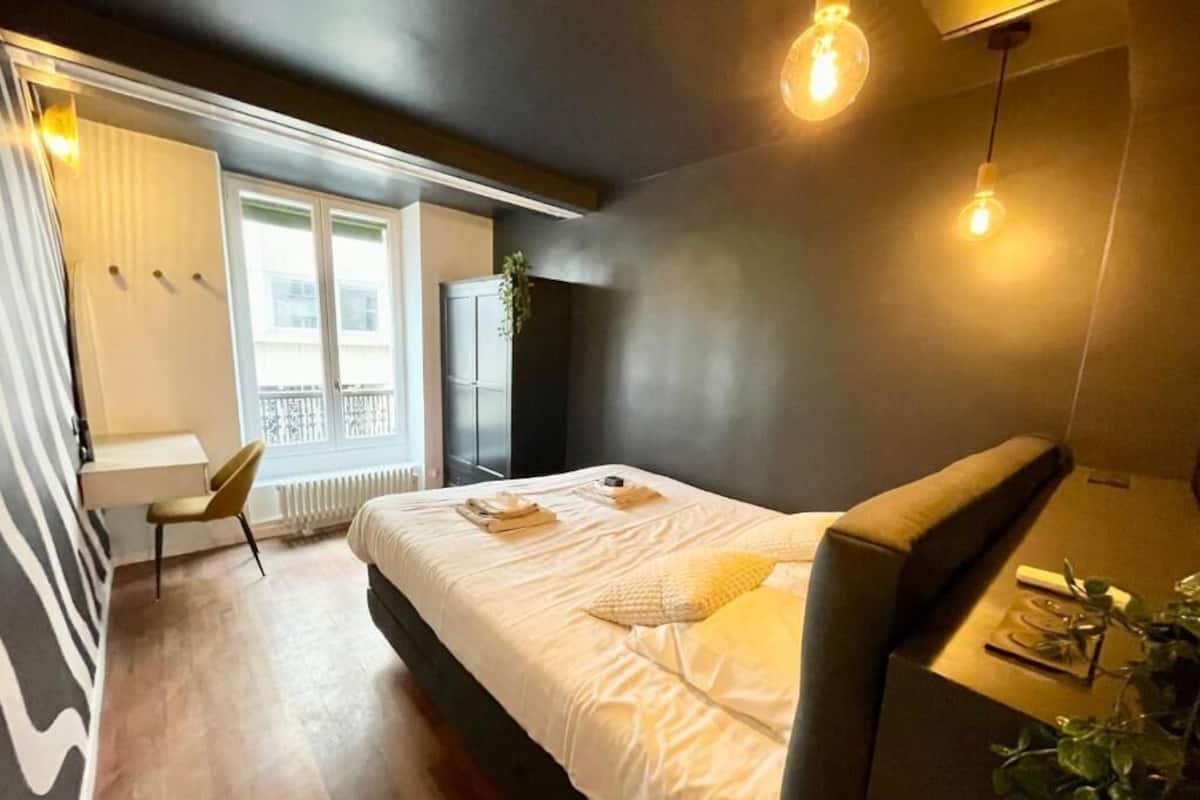 Lägenhet Superior - 1 queensize-säng med bäddsoffa - bubbelpool - utsikt mot staden | Sängtillbehör av högsta kvalitet och arbetsyta för laptop