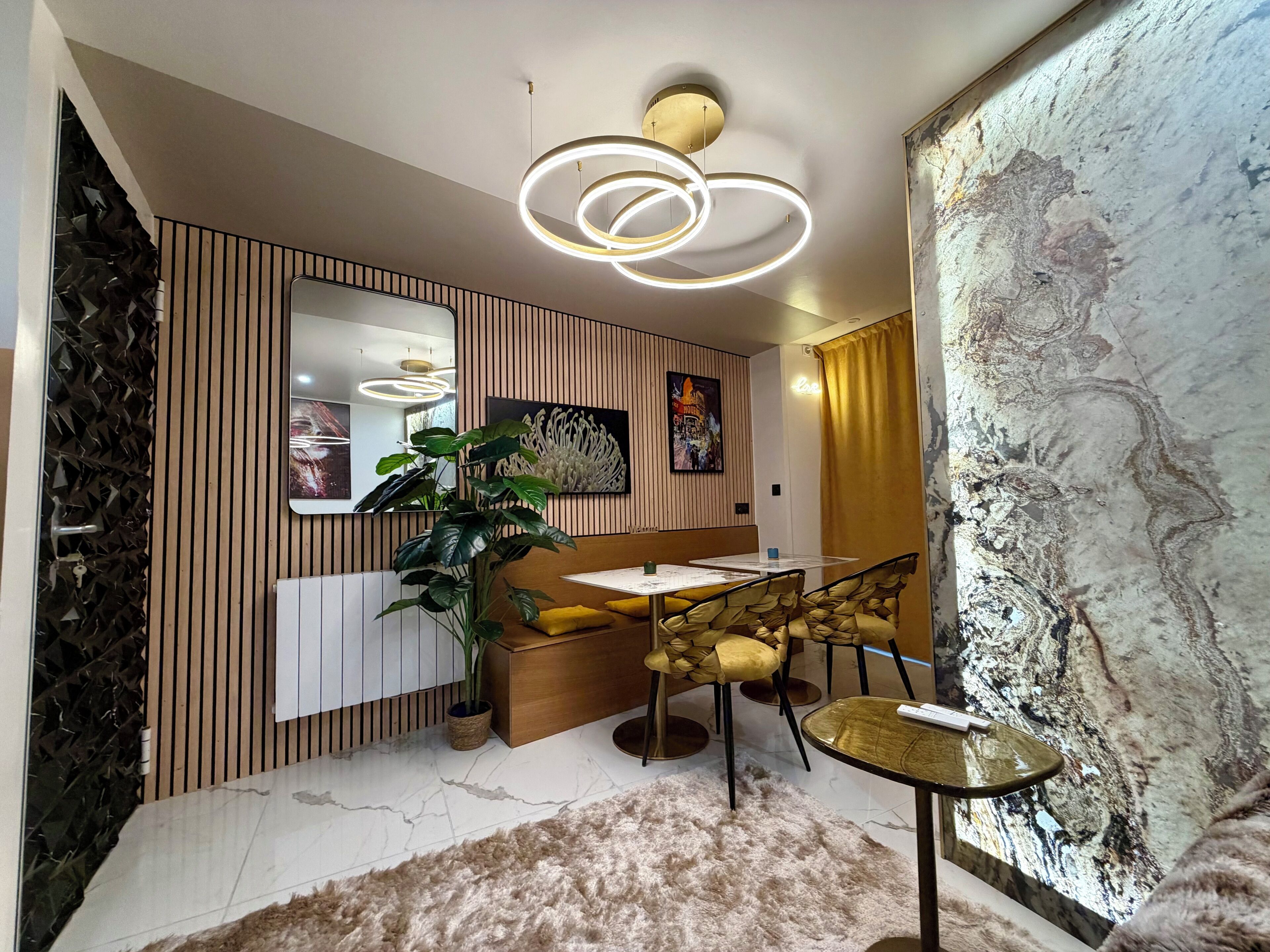 Deluxe Apartment, 1 Queen Bed with Sofa bed, Non Smoking, Hot Tub | Living area