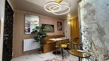 Deluxe Apartment, 1 Queen Bed with Sofa bed, Non Smoking, Hot Tub | Living area