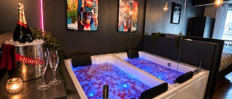 Superior Apartment, 1 Queen Bed with Sofa bed, Hot Tub, City View | Private spa tub