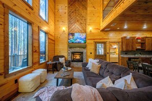 Smart TV, fireplace, video games, ping pong - Near Broken Bow Lake • Games, Hot Tub & Fun for All Ages (broken bow)