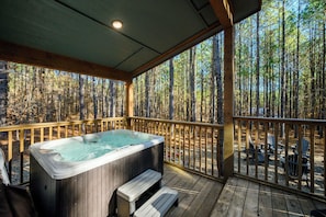 Outdoor spa tub - Near Broken Bow Lake • Games, Hot Tub & Fun for All Ages (broken bow)