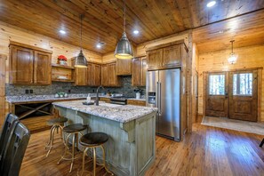 Fridge, microwave, oven, stovetop - Near Broken Bow Lake • Games, Hot Tub & Fun for All Ages (broken bow)