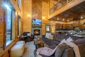 Smart TV, fireplace, video games, ping pong - Near Broken Bow Lake • Games, Hot Tub & Fun for All Ages (broken bow)