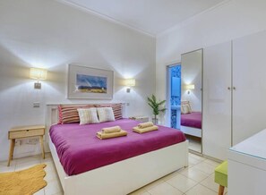 Desk, iron/ironing board, travel cot, WiFi - Comfortable 3BR home in the centre of Sliema (Sliema)
