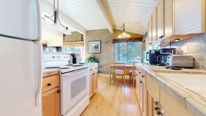 Fridge, microwave, oven, stovetop - Bright Rustic Corner Unit, Centrally Located. Private Deck, Summer Pool (Mammoth Lakes)