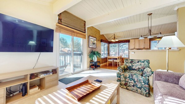 Smart TV - Bright Rustic Corner Unit, Centrally Located. Private Deck, Summer Pool (Mammoth Lakes)