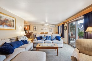 타운홈, 침실 4개 | 거실 공간 | 스마트 TV, 스트리밍 서비스