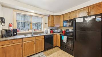 Townhome, 4 Bedrooms | Private kitchen | Fridge, oven, coffee/tea maker, toaster