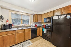 Refrigerador, horno, cafetera/tetera, tostadora