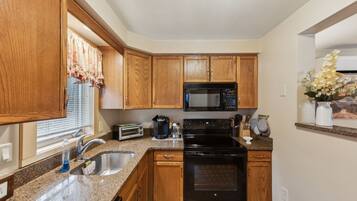 Townhome, 4 Bedrooms | Private kitchen | Fridge, oven, coffee/tea maker, toaster