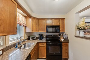 Townhome, 4 Bedrooms | Private kitchen | Fridge, oven, coffee/tea maker, toaster - Twister 68a-i 4 Bedroom Townhouse (North Creek)