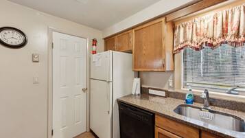 Townhome, 4 Bedrooms | Private kitchen | Fridge, oven, coffee/tea maker, toaster