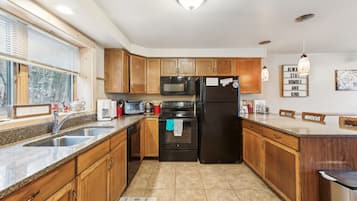 Townhouse, 4 kamar tidur | Dapur pribadi | Lemari es, oven, mesin pembuat kopi/teh, dan pemanggang roti