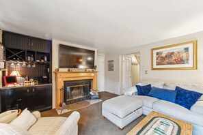 Townhome, 4 Bedrooms | Living area | Smart TV, streaming services - Twister 68a-i 4 Bedroom Townhouse (North Creek)