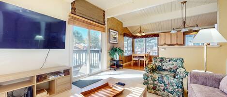 Condo, 2 habitaciones | Área de sala de estar | Smart TV y servicios de streaming