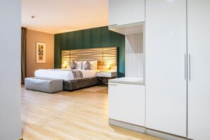 Deluxe Double or Twin Room, Balcony, Beach View | Peti besi dalam bilik, meja, ruang kerja komputer riba, kalis bunyi 