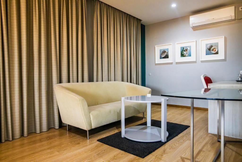 Deluxe Double or Twin Room, Balcony, Beach View | Living area
