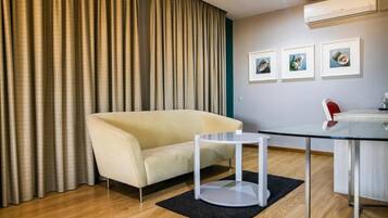 Deluxe Double or Twin Room, Balcony, Beach View | Living area