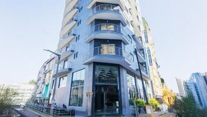 A tall, modern building with multiple balconies and a prominent entrance. - WL Hotel Maputo City Center (Maputo)