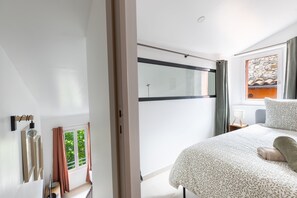 Tabla de planchar con plancha, wifi y ropa de cama