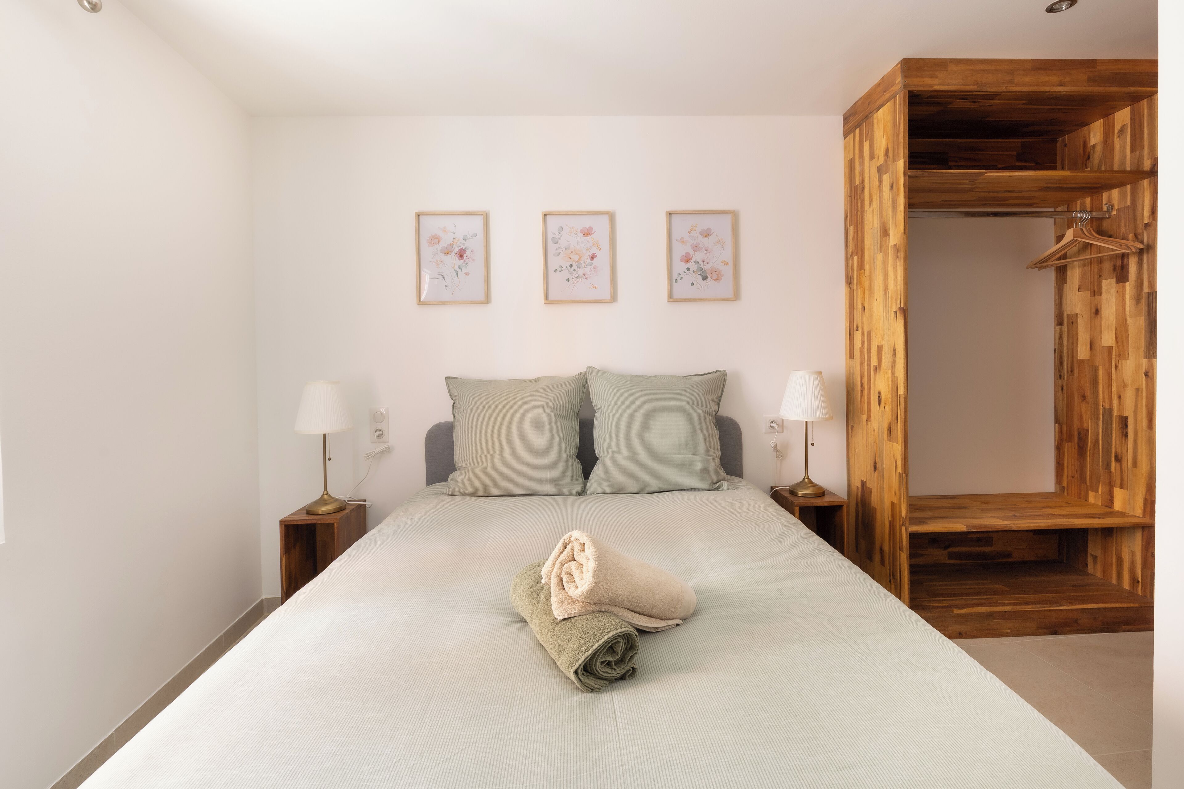 Een strijkplank/strijkijzer, wifi, beddengoed