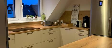 Fridge, oven, stovetop, dishwasher