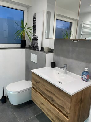 Suihku, hiustenkuivaaja, pyyhkeet