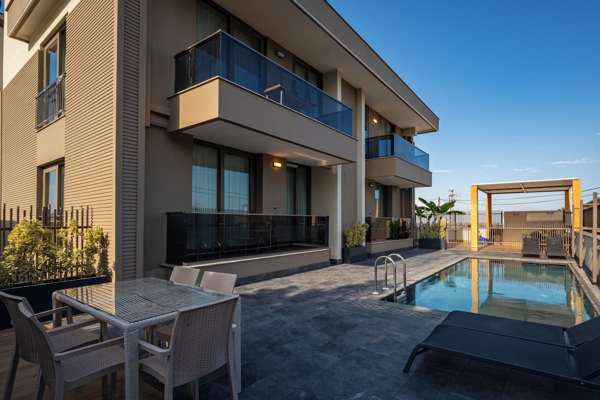 Quarto casal básico de uso individual, sacada | Piscina | Piscina externa