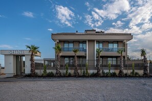 Quarto casal básico de uso individual, sacada | Fachada