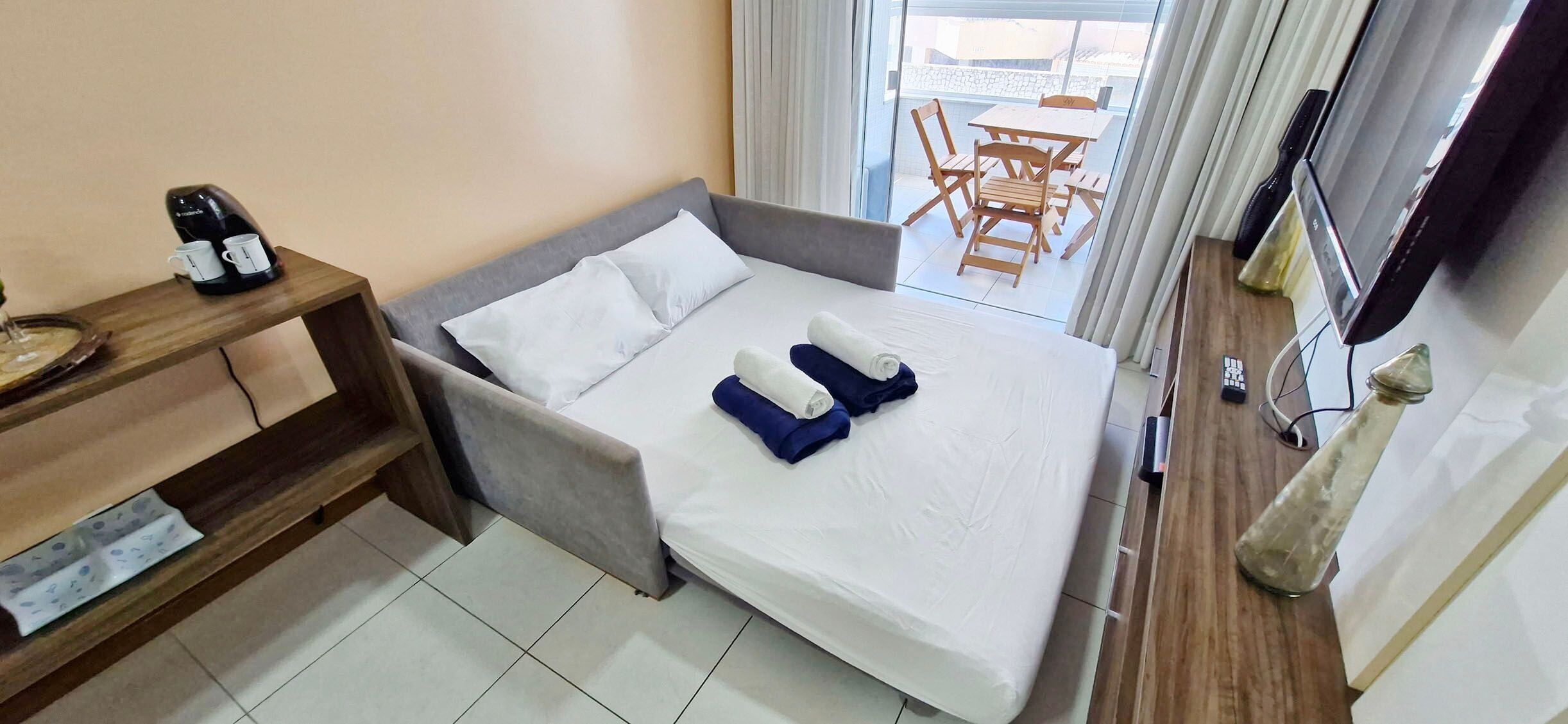 Apartamento básico | Área de estar | Smart TV 32 polegadas com canais via satélite