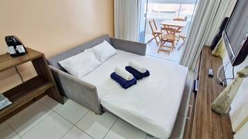 Apartamento básico | Área de estar | Smart TV 32 polegadas com canais via satélite