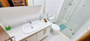Basic-Apartment | Badezimmer | Dusche, Haartrockner, Handtücher, Seife