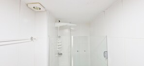 ベーシック アパートメント | バスルーム | シャワー、ヘアドライヤー、タオル、石鹸