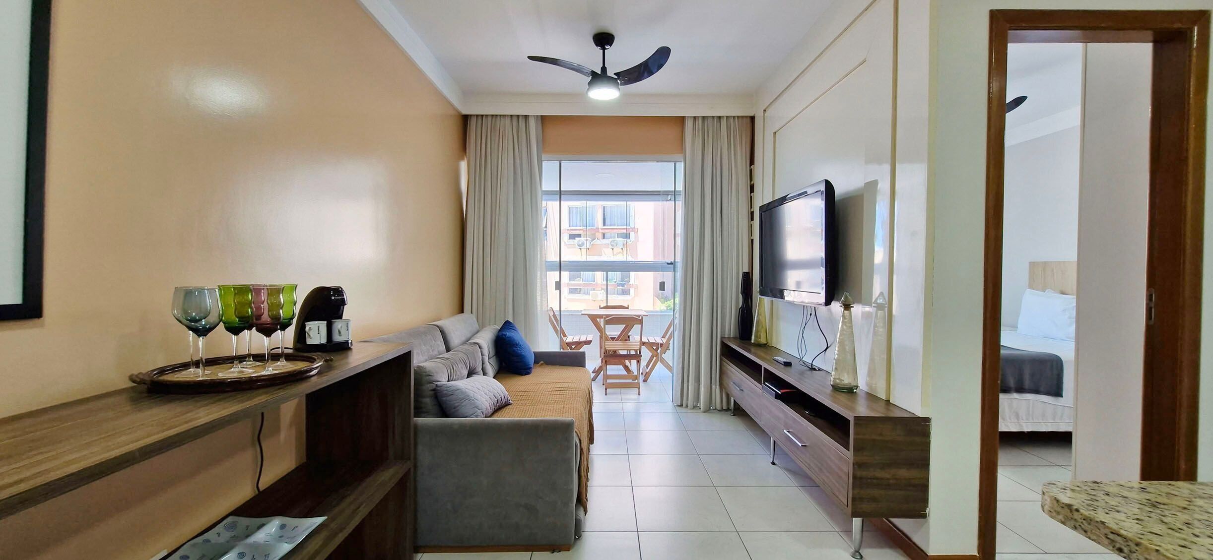 Apartamento básico | Área de estar | Smart TV 32 polegadas com canais via satélite