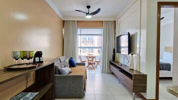 Apartamento básico | Área de estar | Smart TV 32 polegadas com canais via satélite