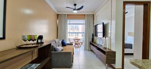 Apartamento básico | Área de estar | Smart TV 32 polegadas com canais via satélite