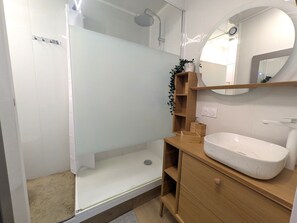 Secadora de cabello y papel de baño 