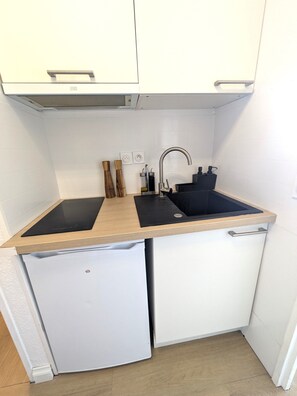 Fridge, microwave, stovetop, coffee/tea maker - STUDIO BEACH FRONT AMAZING (Palavas-les-Flots)
