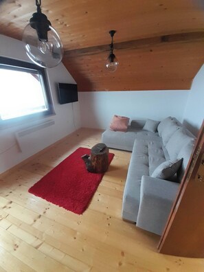 House, 2 Bedrooms, Mountain View | Living area