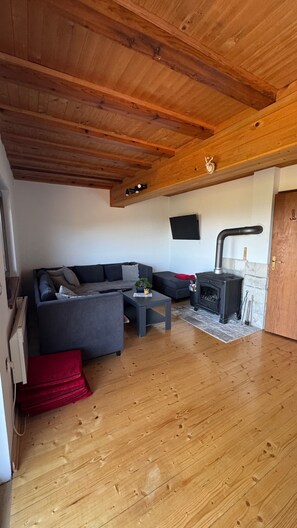 House, 2 Bedrooms, Mountain View | Living room