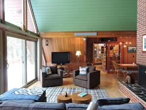 Smart TV - Classic Winnipesaukee Lakehouse Sleeps 14 Beach Dock Swim Raft And More (Moultonborough)