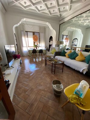 Living area - La Casa de los Espejos (VALENCIA)