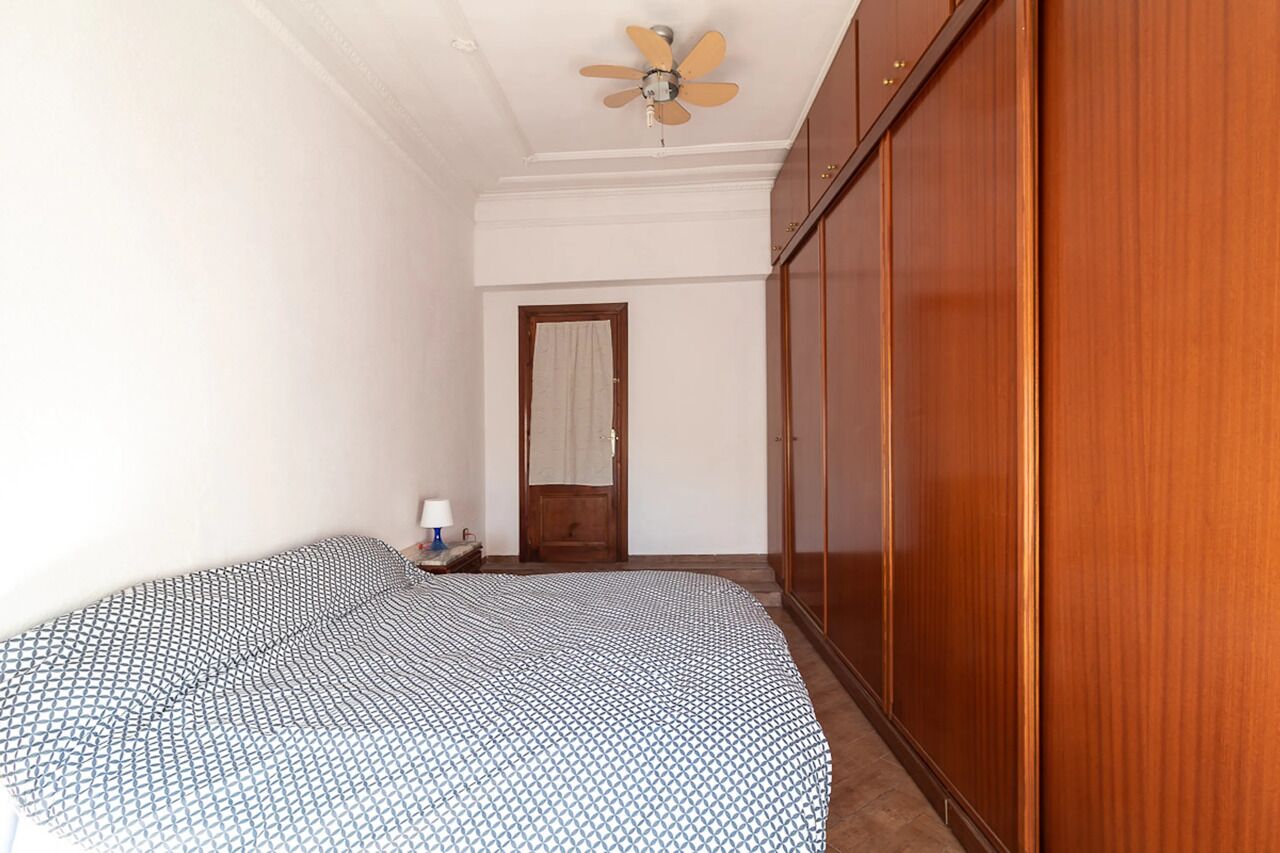 Desk, laptop workspace, free WiFi