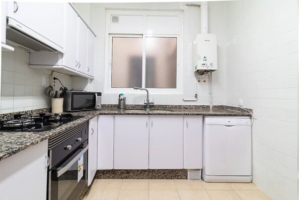 Full-size fridge, microwave, oven - La Casa de los Espejos (VALENCIA)