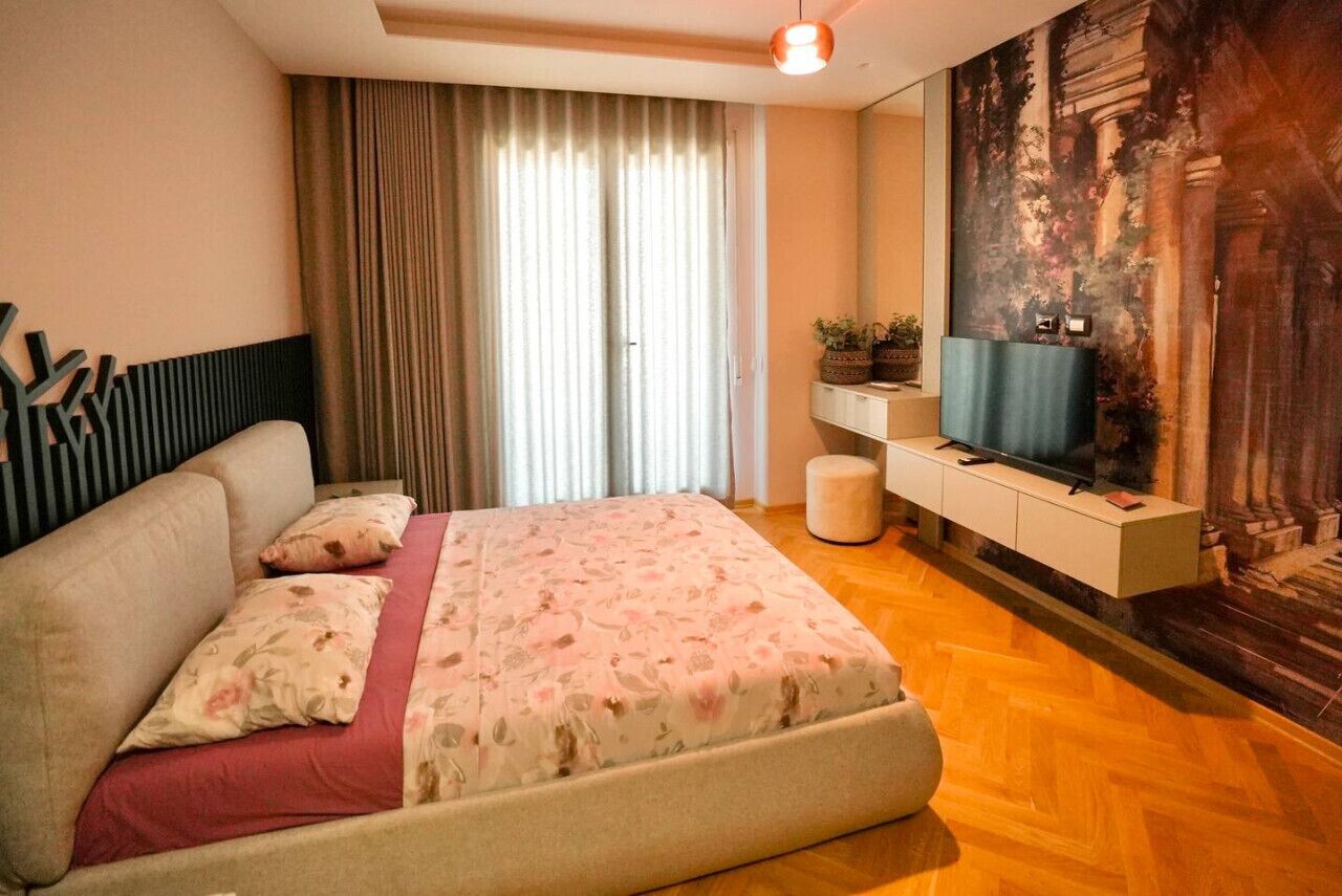 Schreibtisch, Bügeleisen/Bügelbrett, Reisekinderbett, WLAN