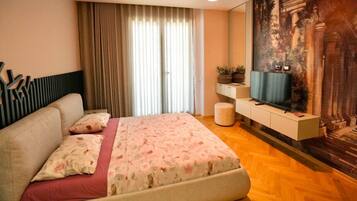 Schreibtisch, Bügeleisen/Bügelbrett, Reisekinderbett, WLAN