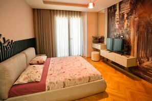 Bureau, fer et planche à repasser, lit parapluie, Wi-Fi