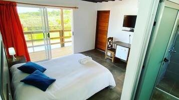 Dobbeltværelse - udsigt til have | Pengeskab på værelset, skrivebord, mørklægningsgardiner, lydisolering